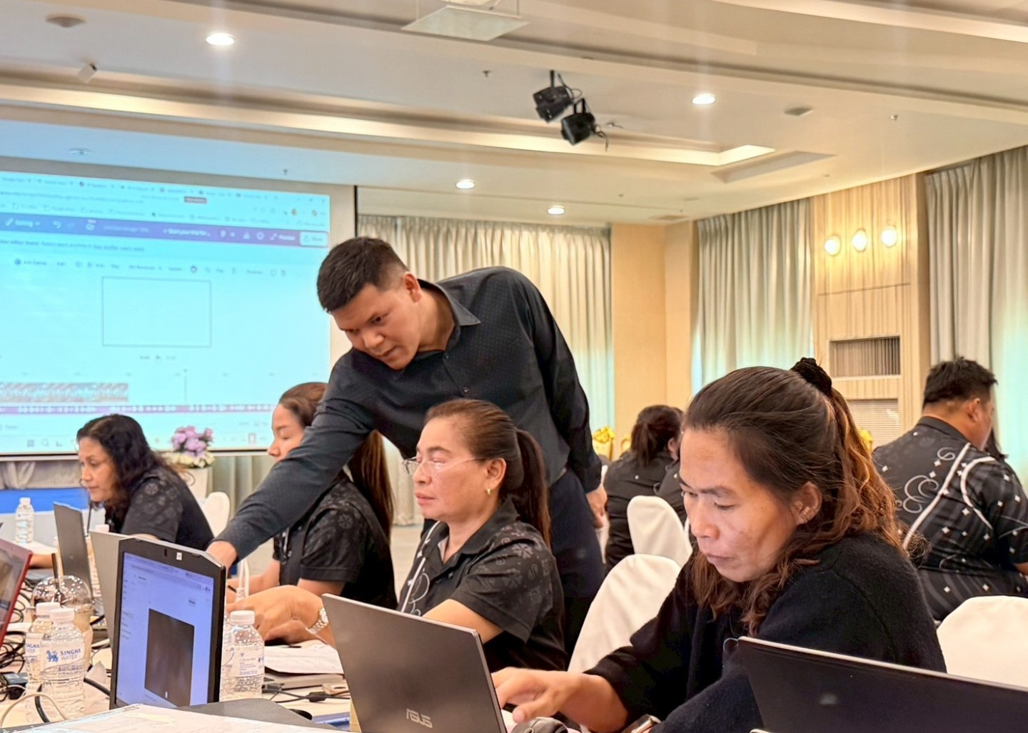 เดินแนะนำผู้เข้าอบรมระหว่าง workshop
